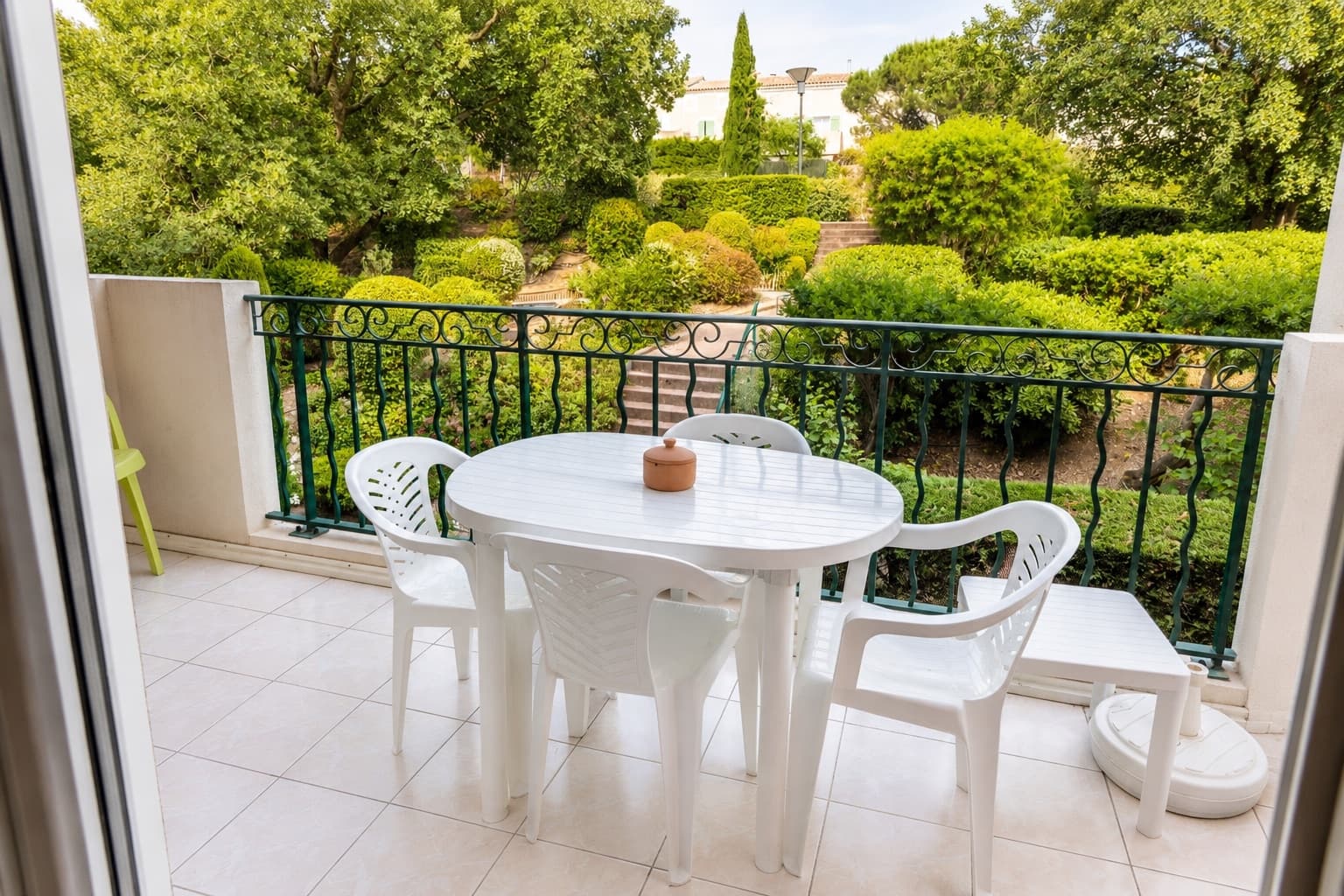 Balcon avec vue sur le jardin