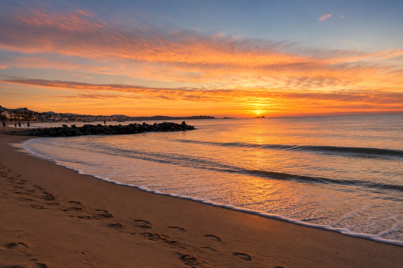 Coucher de soleil doré sur la plage sauvage de la Base Nature à Fréjus