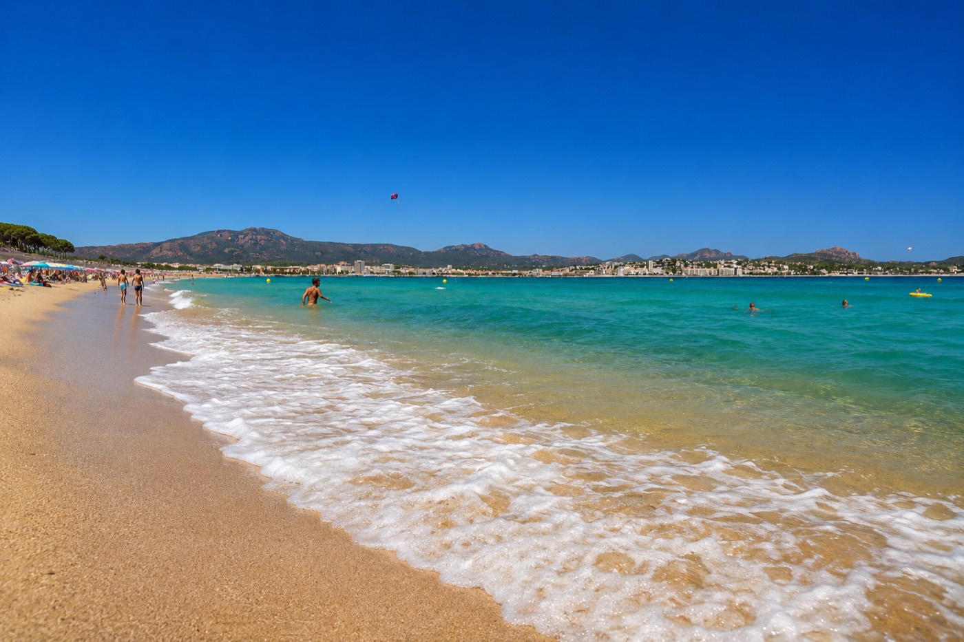 Plage des Esclamandes et massif rouge de l'Estérel au fond, près de Fréjus