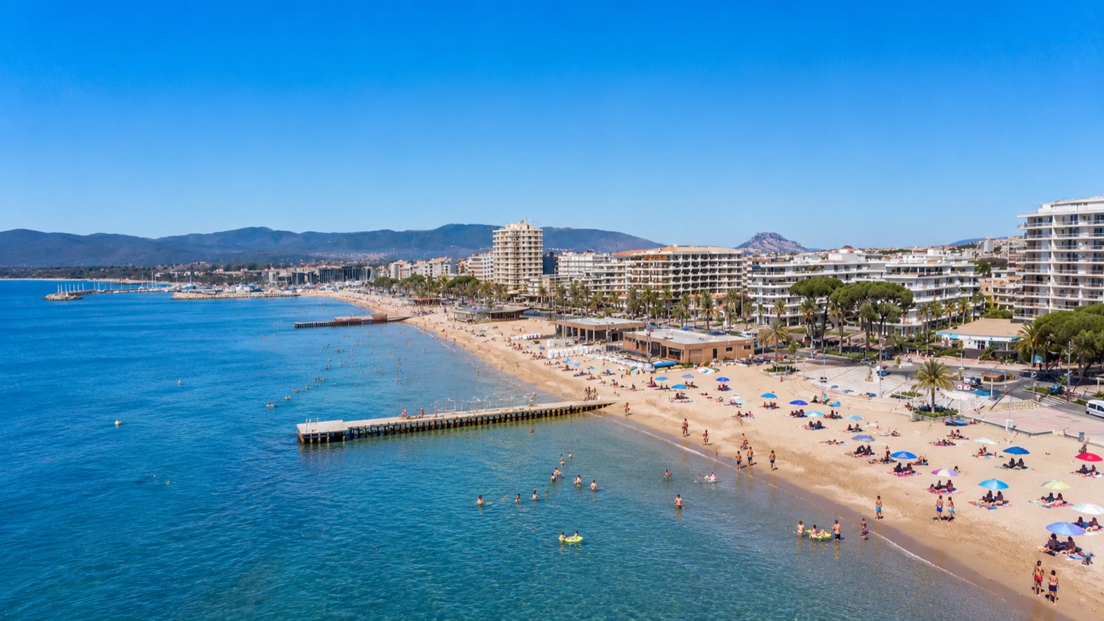 La plage et le front de mer animés de Fréjus-Plage en été